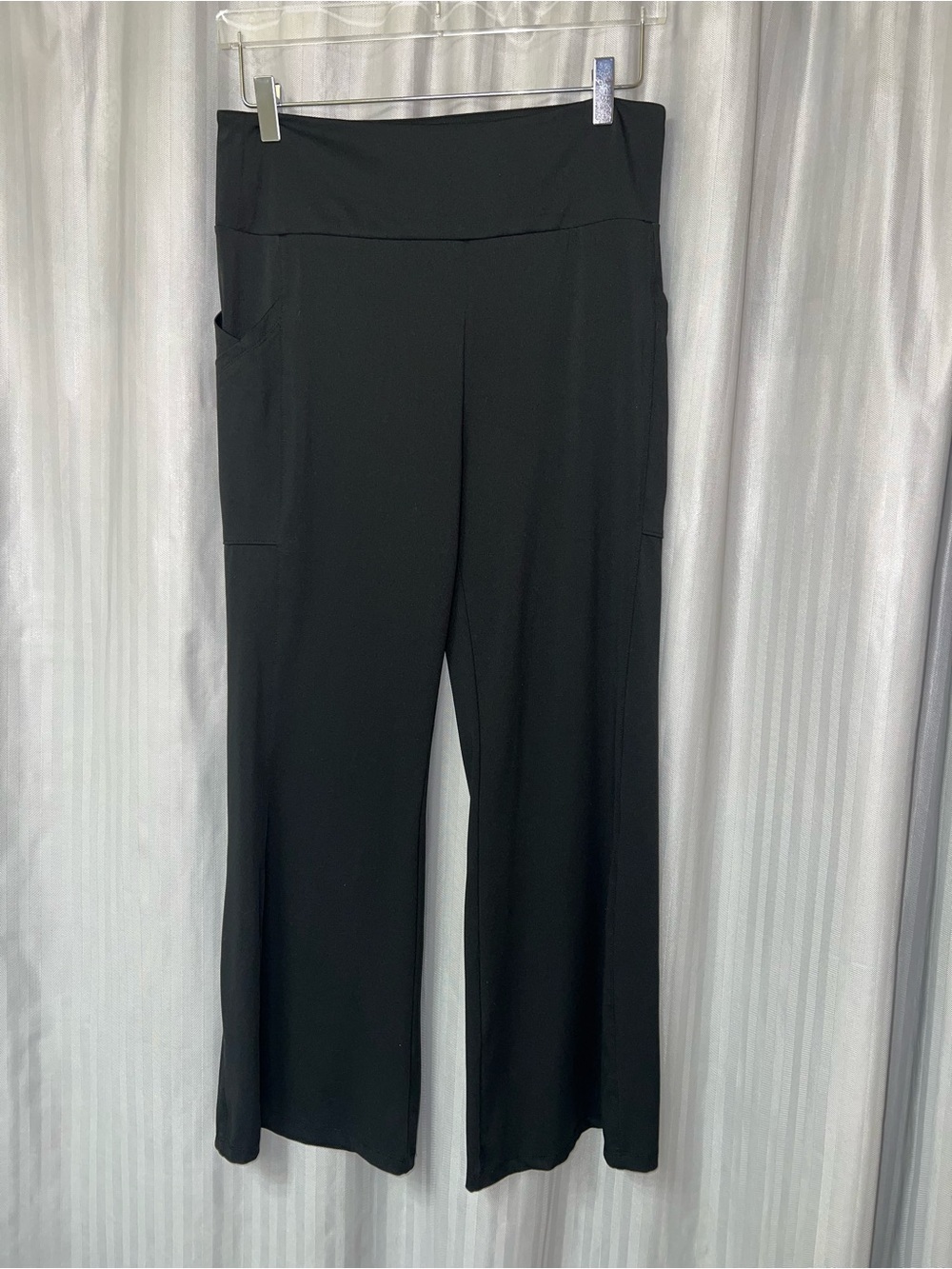 Lou & Grey Activewear Black flare-Leg Pull-On Pants with two pockets XLP